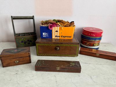 de nombreux types de boîtes et de récipients différents sur la table