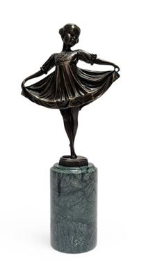 statue en bronze d'une jeune fille tenant un cerceau sur un socle en marbre