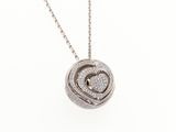 un pendentif en forme de cœur en or blanc et diamants, monté sur une chaîne