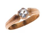 une image d'une bague en diamant sur fond blanc