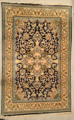 un vieux livre sur lequel figure l'image d'un tapis persan