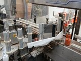 l'image d'une machine qui travaille sur une feuille de papier