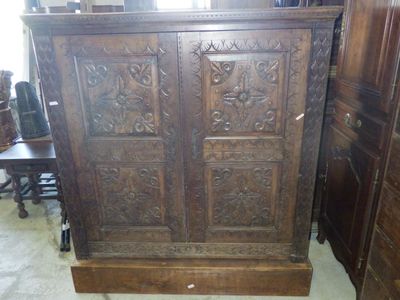 une grande armoire en bois ornée de sculptures