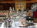 une table sur laquelle se trouvent de nombreux objets