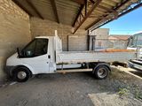 un camion blanc garé sous un immeuble