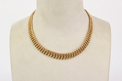 un collier à chaîne en or sur un mannequin mannequin mannequin mannequin mannequin mannequin mannequin mannequin mannequin mannequin