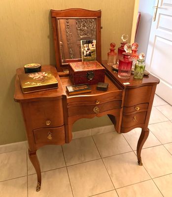 une petite coiffeuse en bois surmontée d'un miroir