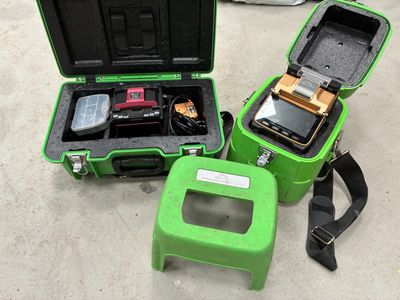 un étui vert contenant un téléphone portable