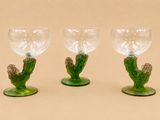 trois verres à vin empilés les uns sur les autres sur une table