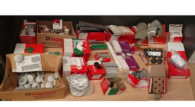 plusieurs cartons contenant différents types d'objets posés sur une table