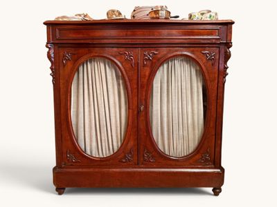 une armoire ancienne en bois à deux portes et deux étagères