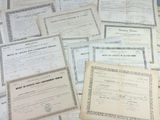 De nombreux papiers sont empilés les uns sur les autres sur une table