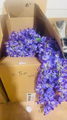 une boîte remplie de fleurs violettes posée sur une table