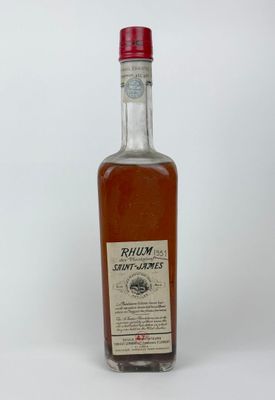 Gros plan sur une bouteille de rhum posée sur une surface blanche