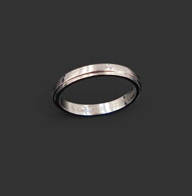 CARTIER. Alliance en platine. Signée et numérotée.