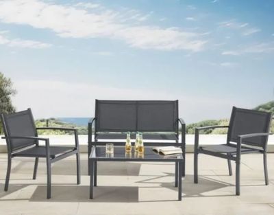 Le mobilier de jardin est installé sur une terrasse, avec une table et des chaises.