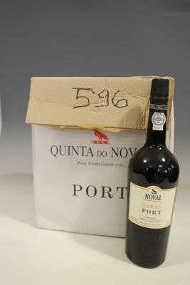 une bouteille de vin et un verre de vin sur une table