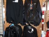 trois vestes accrochées au mur d'un magasin