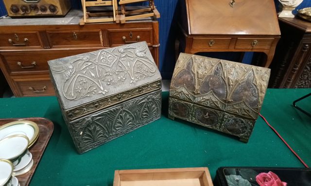 Lot de deux boîtes à bijoux l'un de style Art déco et l'autre de ...