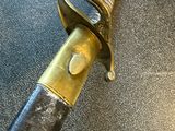 une épée posée sur une table
