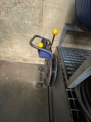 un chariot bleu surmonté d'une balle jaune