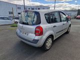une petite voiture argentée garée dans un parking