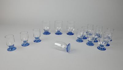 un lot de six verres bleus et transparents avec un pied transparent