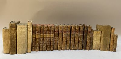plusieurs vieux livres empilés sur une surface blanche