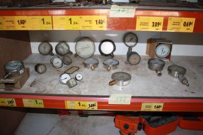 many different gauges on the shelf in the store