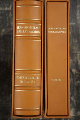 deux livres dans une boîte posée sur une table, sur fond noir