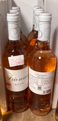 trois bouteilles de vin posées sur un comptoir à côté d'une bouteille de vin