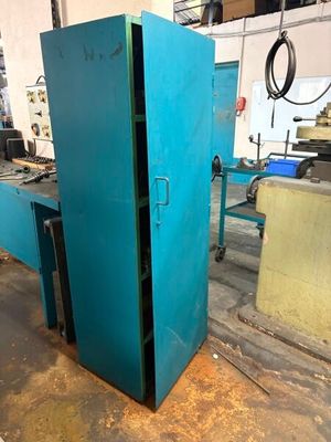 une photo d'une armoire métallique bleue dans une usine
