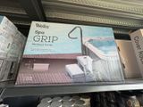un livre sur une étagère dans le magasin