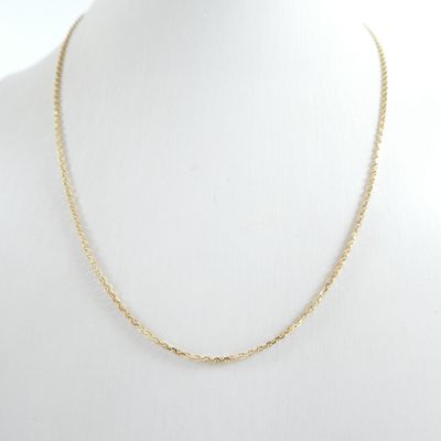 un collier à chaîne en or sur un mannequin mannequin mannequin mannequin mannequin mannequin mannequin mannequin mannequin mannequin