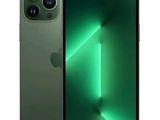 On voit un iPhone 11 vert dont l'appareil photo est tourné vers l'objectif