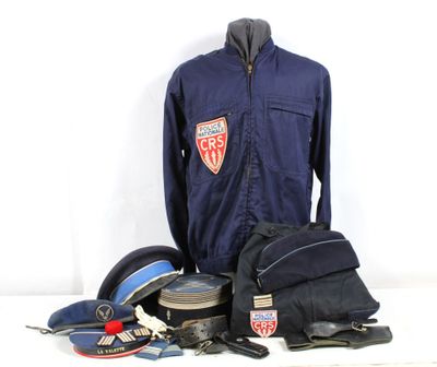 une veste, un bonnet, un sac à dos et d'autres objets posés sur une table
