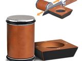 une boîte en bois contenant un couteau, à côté d'une boîte en bois contenant un couteau