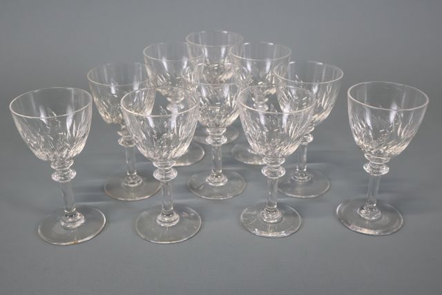 Dix verres à pied en cristal