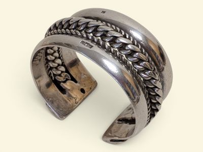 un gros plan d'un bracelet en argent orné d'une chaîne
