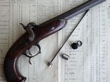 un pistolet posé sur une feuille de papier