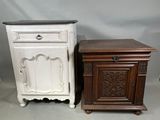 paire de tables de chevet anciennes en bois, avec des portes et des tiroirs sculptés