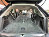 le coffre d'une voiture dont les sièges arrière sont rabattus