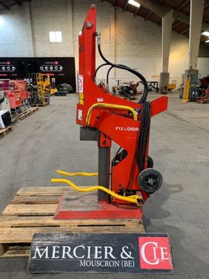 une machine rouge posée sur une palette dans un entrepôt