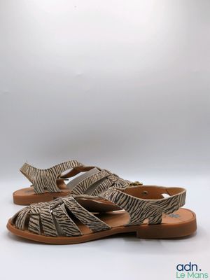 une paire de sandales pour femme sur fond blanc