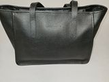 un sac à main en cuir noir sur fond blanc