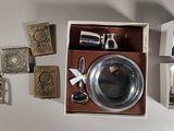 une boîte contenant une assiette en argent, une cuillère en argent, une cuillère en argent, une cuillère en argent, une cuillère en argent, une cuillère en argent et une cuillère en argent