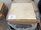 une boîte sur laquelle est posé un bout de papier, au milieu d'une pile de boîtes