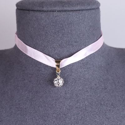 gros plan d'un collier sur un mannequin mannequin mannequin mannequin mannequin mannequin mannequin mannequin mannequin