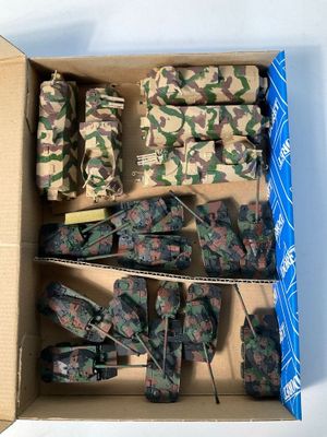 une boîte en carton remplie d'objets militaires divers