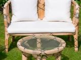 deux chaises et une table basse dans l'herbe